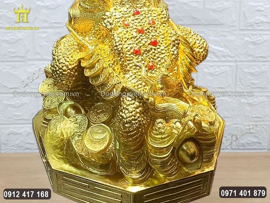 H&igrave;nh ảnh ch&ograve;m sao Đại H&ugrave;ng tr&ecirc;n lưng linh vật c&oacute;c ba ch&acirc;n